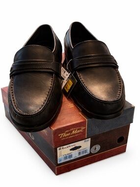 Thom McAn Black Leather Loafers Size 10 Wide Comfort Classic Dress Shoes NWT